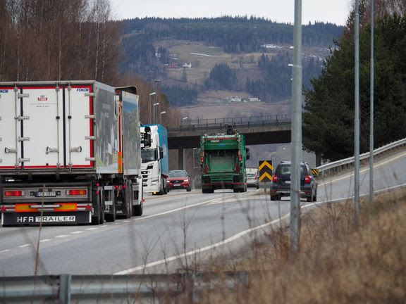 Det passerer i dag i gjennomsnitt ca. 18000 kjøretøy pr. døgn på E6-brua ved Lillehammer. Trafikken på eksisterende E6 vil øke til ca. 21300 kjøretøy i 2030 og hele 24700 i 2050. (Foto fra avkjøring Lillehammer Nord).