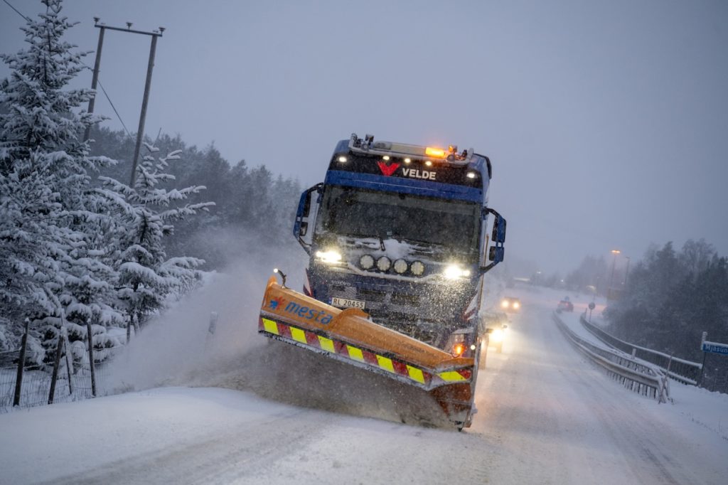 Vinterdriften har stor betydning for framkommelighet og trafikksikkerhet på vegene, og er en viktig oppgave i driftskontrakten. Foto: Bård Asle Nordbø, Statens vegvesen.