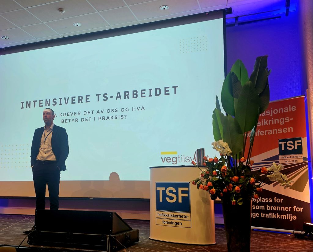 «Antall alvorlige ulykker med motorsykkel i år er urovekkende. Analyser av ulykkene viser at for mange motorsyklister tar for stor risiko, enten ved at de bryter fartsgrensen eller at man ikke har tilstrekkelige ferdigheter»
sier direktør i Vegtilsynet, Vegard Hansen.