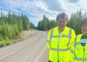 Enhetsleder Knut Arne Berg og byggeleder Siw Berg viser frem noe av arbeidene som er gjort på Finnskogvegen. Til venstre i bildet ser en blant annet at deler av sideterrenget er slaket ut. Innlandet fylkeskommune