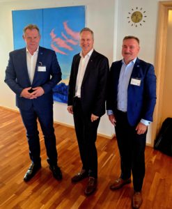 Kjetil Nesset, styrets leder i TSF, statsråd Jon-Ivar Nygård og Geirr Tangstad-Holdal, daglig leder i Trafikksikkerhetsforeningen