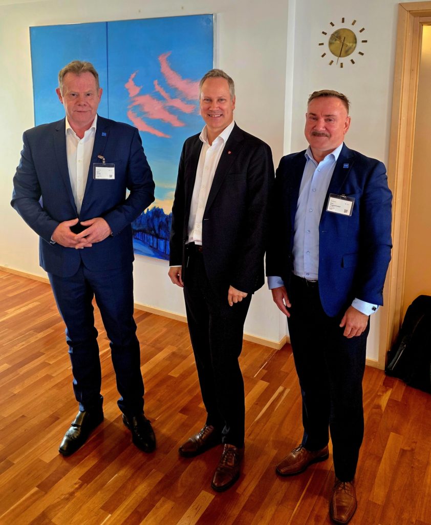 Kjetil Nesset, styrets leder i TSF, statsråd Jon-Ivar Nygård og Geirr Tangstad-Holdal, daglig leder i Trafikksikkerhetsforeningen