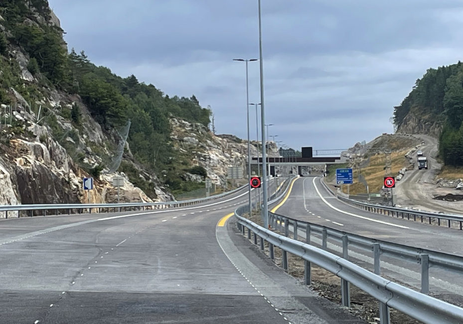 Arbeidet med ny, trafikksikker E39 fra Kristiansand vest til Mandal øst er inne i avsluttende fase. Veien åpnes for trafikk som planlagt i begynnelsen av november. Bildet er fra kommunegrensen mellom Kristiansand og Lindesnes, hvor prosjektet kobles sammen med parsellen Mandal øst - Mandal by som åpnet i desember 2021.