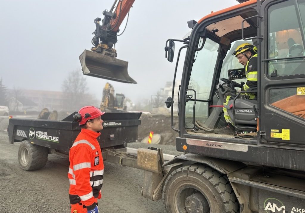 Maskinfører Ole Peder Roos (34) fra Gran har varierende erfaringer med de elektriske anleggsmaskinene Anlegg Øst Entreprenør har leid for å utføre arbeidet i Gran. - Jeg liker nok fortsatt dieselmaskiner best, men denne elektriske gravemaskina har jo gjort jobben. Byggeleder Håvard Vaaje sier læringskurven i prosjektet har vært bratt, men er godt fornøyd med at miljøgata nå kan åpne med svært lave utslipp av klimagasser. Per Kollstad/Statens vegvesen