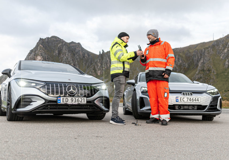 På Andøya utfordres navigasjonsteknologien i moderne elbiler. Nicolai Gerrard og Tomas Levin. Foto: Duus Media.