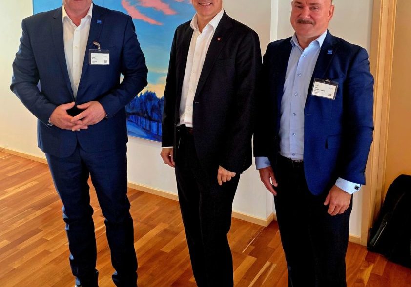 Kjetil Nesset, styrets leder i TSF, statsråd Jon-Ivar Nygård og Geirr Tangstad-Holdal, daglig leder i Trafikksikkerhetsforeningen