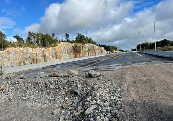 Her ender foreløpig ny E39 vestover fra Kristiansand - i Mandalskrysset. Videre vestover skal det bygges ny firefelts vei. Tre entreprenører er invitert til å gi tilbud på bygging. Foto: Nils B. Rinde